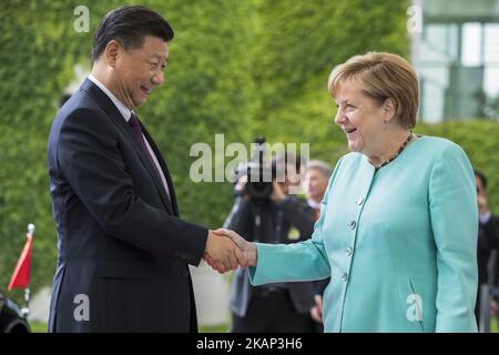 Bundeskanzlerin Angela Merkel begrüßt den chinesischen Präsidenten Xi Jinping bei seiner Ankunft am 5. Juli 2017 im Bundeskanzleramt in Berlin. (Foto von Emmanuele Contini/NurPhoto) *** Bitte benutzen Sie die Gutschrift aus dem Kreditfeld *** Stockfoto