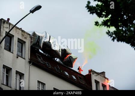 Aktivisten nutzen Rauchgranaten auf einem Dach. Rund 20000 Menschen demonstrierten in einem marsch mit mehreren Musikwagen gegen den Gipfel G20. Auf dem Gipfel G20 in Hamburg treffen sich die wichtigsten Industrie- und Schwellenländer und dienen als Forum für Probleme des internationalen Wirtschafts- und Finanzsystems. Hamburg, Norddeutschland am 5. Juli 2017. (Foto von Markus Heine/NurPhoto) *** Bitte nutzen Sie die Gutschrift aus dem Kreditfeld *** Stockfoto