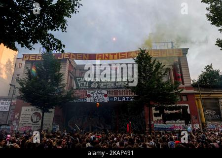 Die Demonstration passiert das autonome Zentrum Rote Flora. Rund 20000 Menschen demonstrierten in einem marsch mit mehreren Musikwagen gegen den Gipfel G20. Auf dem Gipfel G20 in Hamburg treffen sich die wichtigsten Industrie- und Schwellenländer und dienen als Forum für Probleme des internationalen Wirtschafts- und Finanzsystems. Hamburg, Norddeutschland am 5. Juli 2017. (Foto von Markus Heine/NurPhoto) *** Bitte nutzen Sie die Gutschrift aus dem Kreditfeld *** Stockfoto