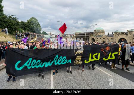 Die Vorderseite der Demonstration transparent. Rund 20000 Menschen demonstrierten in einem marsch mit mehreren Musikwagen gegen den Gipfel G20. Auf dem Gipfel G20 in Hamburg treffen sich die wichtigsten Industrie- und Schwellenländer und dienen als Forum für Probleme des internationalen Wirtschafts- und Finanzsystems. Hamburg, Norddeutschland am 5. Juli 2017. (Foto von Markus Heine/NurPhoto) *** Bitte nutzen Sie die Gutschrift aus dem Kreditfeld *** Stockfoto