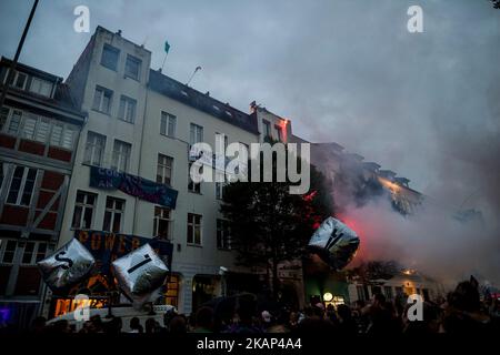 Die Demonstration passiert eine Hocke. Rund 20000 Menschen demonstrierten in einem marsch mit mehreren Musikwagen gegen den Gipfel G20. Auf dem Gipfel G20 in Hamburg treffen sich die wichtigsten Industrie- und Schwellenländer und dienen als Forum für Probleme des internationalen Wirtschafts- und Finanzsystems. Hamburg, Norddeutschland am 5. Juli 2017. (Foto von Markus Heine/NurPhoto) *** Bitte nutzen Sie die Gutschrift aus dem Kreditfeld *** Stockfoto