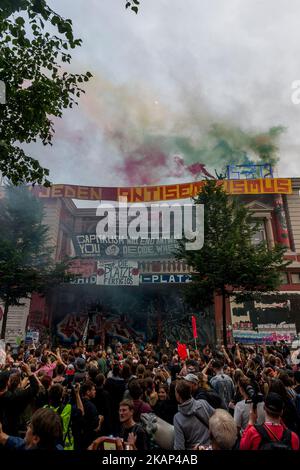 Die Demonstration passiert das autonome Zentrum Rote Flora. Rund 20000 Menschen demonstrierten in einem marsch mit mehreren Musikwagen gegen den Gipfel G20. Auf dem Gipfel G20 in Hamburg treffen sich die wichtigsten Industrie- und Schwellenländer und dienen als Forum für Probleme des internationalen Wirtschafts- und Finanzsystems. Hamburg, Norddeutschland am 5. Juli 2017. (Foto von Markus Heine/NurPhoto) *** Bitte nutzen Sie die Gutschrift aus dem Kreditfeld *** Stockfoto