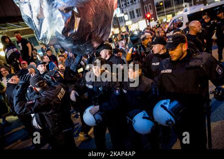 Ein aufgeblähter Würfel aus Aluminium fällt auf Polizisten. Rund 20000 Menschen demonstrierten in einem marsch mit mehreren Musikwagen gegen den Gipfel G20. Auf dem Gipfel G20 in Hamburg treffen sich die wichtigsten Industrie- und Schwellenländer und dienen als Forum für Probleme des internationalen Wirtschafts- und Finanzsystems. Hamburg, Norddeutschland am 5. Juli 2017. (Foto von Markus Heine/NurPhoto) *** Bitte nutzen Sie die Gutschrift aus dem Kreditfeld *** Stockfoto