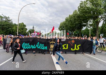 Eine Frau tanzt vor der Vorderseite transparent. Rund 20000 Menschen demonstrierten in einem marsch mit mehreren Musikwagen gegen den Gipfel G20. Auf dem Gipfel G20 in Hamburg treffen sich die wichtigsten Industrie- und Schwellenländer und dienen als Forum für Probleme des internationalen Wirtschafts- und Finanzsystems. Hamburg, Norddeutschland am 5. Juli 2017. (Foto von Markus Heine/NurPhoto) *** Bitte nutzen Sie die Gutschrift aus dem Kreditfeld *** Stockfoto