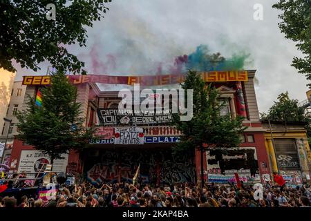 Die Demonstration passiert das autonome Zentrum Rote Flora. Rund 20000 Menschen demonstrierten in einem marsch mit mehreren Musikwagen gegen den Gipfel G20. Auf dem Gipfel G20 in Hamburg treffen sich die wichtigsten Industrie- und Schwellenländer und dienen als Forum für Probleme des internationalen Wirtschafts- und Finanzsystems. Hamburg, Norddeutschland am 5. Juli 2017. (Foto von Markus Heine/NurPhoto) *** Bitte nutzen Sie die Gutschrift aus dem Kreditfeld *** Stockfoto