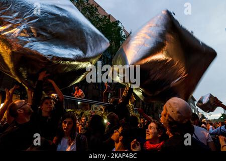 Demonstranten werfen mit aufgeblasenen Würfeln aus Aluminium. Rund 20000 Menschen demonstrierten in einem marsch mit mehreren Musikwagen gegen den Gipfel G20. Auf dem Gipfel G20 in Hamburg treffen sich die wichtigsten Industrie- und Schwellenländer und dienen als Forum für Probleme des internationalen Wirtschafts- und Finanzsystems. Hamburg, Norddeutschland am 5. Juli 2017. (Foto von Markus Heine/NurPhoto) *** Bitte nutzen Sie die Gutschrift aus dem Kreditfeld *** Stockfoto