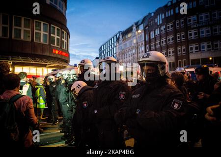 Mehr als 20,000 Menschen demonstrierten am 5. Juli 2017 in Hamburg, Deutschland, um gegen den Gipfel G20 zu protestieren. Die Menschen feierten und tanzten durch die Stadt, um elektronische Tanzmusik zu hören.(Foto: David Speier/NurPhoto) *** Bitte benutzen Sie das Credit from Credit Field *** Stockfoto