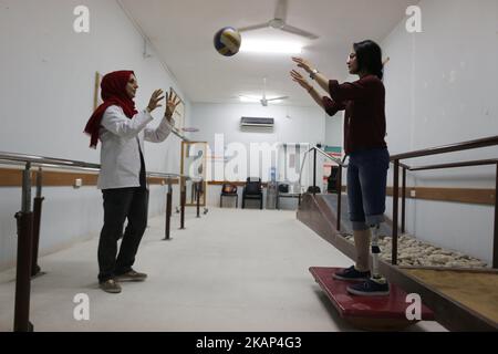 Heba spielt am 4. Juli 2017 in Gaza, Palästina, die Volley. Heba Seifalden Shahein, siebzehn Jahre alt, geboren mit einem amputierten Bein vom Knie bis zum Knöchel, als Folge von Blutgerinnseln, die sich im Mutterleib des Fötus bilden, lebt zwischen Gaza und Norwegen; Ihre Behinderung hinderte sie nicht daran, ein normales Leben zu führen (Foto von Momen Faiz/NurPhoto) *** Bitte nutzen Sie die Gutschrift aus dem Kreditfeld *** Stockfoto