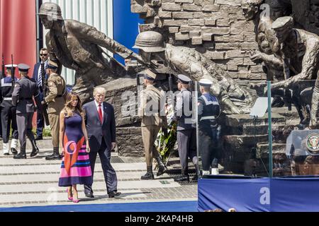 Die First Lady der Vereinigten Staaten, Melania Trump, und der US-Präsident Donald Trump, auf dem Krasinski-Platz vor dem Warschauer Aufstandsdenkmal. Am Donnerstag, den 6. Juli 2017, in Warschau, Polen. (Foto von Celestino Arce/NurPhoto) *** Bitte benutzen Sie die Gutschrift aus dem Kreditfeld *** Stockfoto