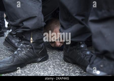 Bei einem marsch am 7. Juli 2017 in Hamburg stoßen Polizeikräfte auf Demonstranten. Die Staats- und Regierungschefs der G20 Nationen kommen heute zum Wirtschaftsgipfel vom 7-8. Juli in Hamburg an und die Behörden machen sich bereit für groß angelegte und disruptive Protestbemühungen und es werden heute Abend heftige Proteste beim Anti-G20-Protest „Welcome to Hell“ erwartet. (Foto von Maciej Luczniewski/NurPhoto) *** Bitte nutzen Sie die Gutschrift aus dem Kreditfeld *** Stockfoto