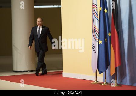 Der russische Präsident Wladimir Putin kommt zur Begrüßung von Bundeskanzlerin Angela Merkel (nicht im Bild) vor einem ersten Treffen von G20 führenden Persönlichkeiten auf der Messe in Hamburg am 7. Juli 2017. (Foto von Emmanuele Contini/NurPhoto) *** Bitte benutzen Sie die Gutschrift aus dem Kreditfeld *** Stockfoto