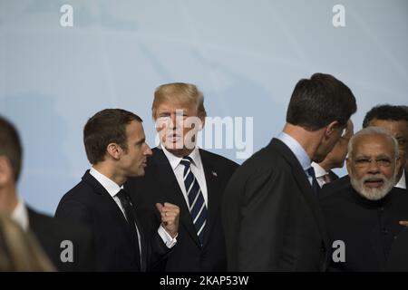 US-Präsident Donald Trump (C) chattet mit dem französischen Präsidenten Emmanuel Macron (L), nachdem er vor einem Treffen auf der Messe in Hamburg am 7. Juli 2017 mit anderen G20 führenden Persönlichkeiten für ein Familienbild posiert hatte. (Foto von Emmanuele Contini/NurPhoto) *** Bitte benutzen Sie die Gutschrift aus dem Kreditfeld *** Stockfoto