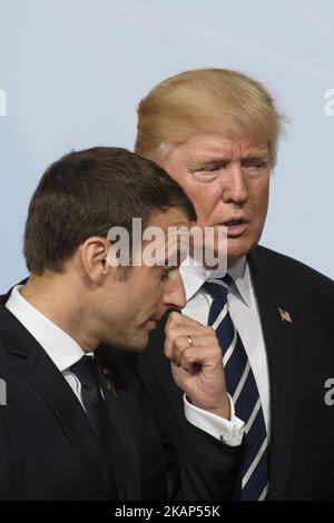 US-Präsident Donald Trump (C) chattet mit dem französischen Präsidenten Emmanuel Macron (L), nachdem er vor einem Treffen auf der Messe in Hamburg am 7. Juli 2017 mit anderen G20 führenden Persönlichkeiten für ein Familienbild posiert hatte. (Foto von Emmanuele Contini/NurPhoto) *** Bitte benutzen Sie die Gutschrift aus dem Kreditfeld *** Stockfoto