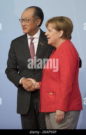 Der Präsident der Weltbank Jim Yong Kim wird vor einem ersten Treffen von G20 Führungskräften auf der Messe in Hamburg am 7. Juli 2017 von Bundeskanzlerin Angela Merkel begrüßt. (Foto von Emmanuele Contini/NurPhoto) *** Bitte benutzen Sie die Gutschrift aus dem Kreditfeld *** Stockfoto