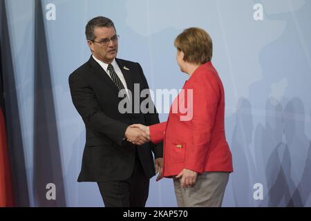 Roberto Azevedo, Direktor der Welthandelsorganisation (WTO), wird von Bundeskanzlerin Angela Merkel vor einem ersten Treffen von G20 Führungskräften auf der Messe in Hamburg am 7. Juli 2017 begrüßt. (Foto von Emmanuele Contini/NurPhoto) *** Bitte benutzen Sie die Gutschrift aus dem Kreditfeld *** Stockfoto