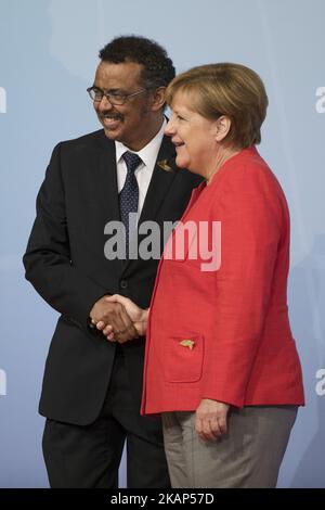 Der Generaldirektor der Weltgesundheitsorganisation (WHO), Tedros Adhanom, wird vor einem ersten Treffen von G20 Führungskräften auf der Messe in Hamburg am 7. Juli 2017 von Bundeskanzlerin Angela Merkel begrüßt. (Foto von Emmanuele Contini/NurPhoto) *** Bitte benutzen Sie die Gutschrift aus dem Kreditfeld *** Stockfoto