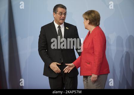 Roberto Azevedo, Direktor der Welthandelsorganisation (WTO), wird von Bundeskanzlerin Angela Merkel vor einem ersten Treffen von G20 Führungskräften auf der Messe in Hamburg am 7. Juli 2017 begrüßt. (Foto von Emmanuele Contini/NurPhoto) *** Bitte benutzen Sie die Gutschrift aus dem Kreditfeld *** Stockfoto