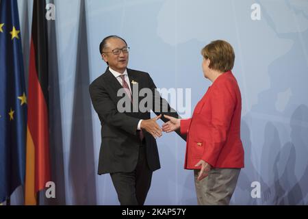 Der Präsident der Weltbank Jim Yong Kim wird vor einem ersten Treffen von G20 Führungskräften auf der Messe in Hamburg am 7. Juli 2017 von Bundeskanzlerin Angela Merkel begrüßt. (Foto von Emmanuele Contini/NurPhoto) *** Bitte benutzen Sie die Gutschrift aus dem Kreditfeld *** Stockfoto