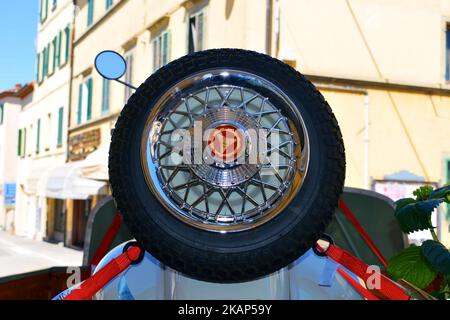 Reserverad mit Bolzen von der Firma Viganò auf einer vespa, einem italienischen Oldtimer-Motorrad Stockfoto