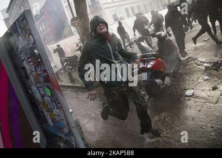 Mann bei Unruhen im Stadtteil St. Pauli während des G 20-Gipfels in Hamburg am 8. Juli 2017 . Die Behörden sind auf große und disruptive Proteste vorbereitet, als die Führer der G20 Nationen zum Gipfel vom 7-8 G20. Juli in Hamburg eintreffen. Die Behörden sind auf große und disruptive Proteste vorbereitet, als die Führer der G20 Nationen zum Gipfel vom 7-8 G20. Juli in Hamburg eintreffen. (Foto von Maciej Luczniewski/NurPhoto) *** Bitte nutzen Sie die Gutschrift aus dem Kreditfeld *** Stockfoto