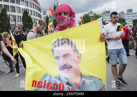 Kurdische Demonstranten nehmen am 8. Juli 2017 an einem protestmarsch gegen den Gipfel G20 zum Thema "Solidarität ohne Grenzen statt G20" in Hamburg Teil. Organiserg sprach von rund 70,000 Teilnehmern der Demonstration. (Foto von Emmanuele Contini/NurPhoto) *** Bitte benutzen Sie die Gutschrift aus dem Kreditfeld *** Stockfoto