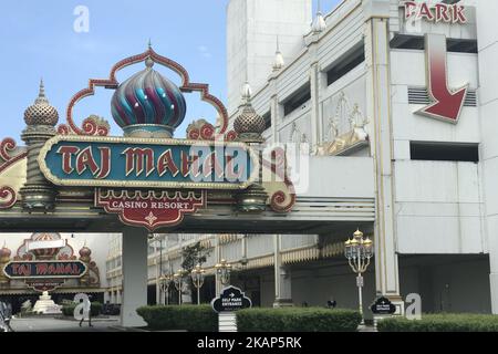 Außenansicht des Haupteingangs während des dritten Tages eines Liquidationsverkaufs im ehemaligen Trump Taj Mahal Casino and Resort in Atlantic City, New Jersey, am 8. Juli 2017. Das Hotel wurde vor kurzem für $50 Millionen Besitzer gewechselt und wird in einem Resort im Besitz des Hard Rock Cafe sanentwickelt. (Foto von Bastiaan Slabbers/NurPhoto) *** Bitte nutzen Sie die Gutschrift aus dem Kreditfeld *** Stockfoto