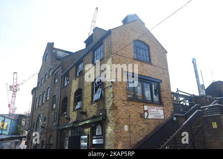 Die Folgen des Brandes am Camden Market werden am 10. Juli 2017 in London, Großbritannien, beobachtet. Im legendären Londoner Camden Market ist ein Feuer in den Laden „Camden Guitars“ geflammt. Es werden keine Opfer und Verletzte gemeldet. Es ist bekannt, dass etwa 30 % der ersten, zweiten und dritten Stockwerke und ein Drittel des Dachs des Gebäudes durch den Brand beschädigt wurden. (Foto von Alberto Pezzali/NurPhoto) *** Bitte nutzen Sie die Gutschrift aus dem Kreditfeld *** Stockfoto