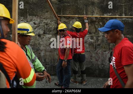 Bergleute aus der REGION CARAGA in Mindanao haben am 10. Juli 2017 ihre Zelte vor dem Hauptsitz des Arbeitsministeriums (DOLE) in Intramuros, Manila, aufgeschlagen. Unter der Führung der militanten Arbeitergruppe Kilusang Mayo Uno (KMU) werden die Bergleute zwei Wochen vor der Rede des Präsidenten zur Lage der Nation (SONA) einen Camp-out-Protest abhalten, um die Aufhebung des Kriegsrechts und gescheiterte Versprechen von Präsident Duterte zu fordern. (Foto von George Calvelo/NurPhoto) *** Bitte nutzen Sie die Gutschrift aus dem Kreditfeld *** Stockfoto