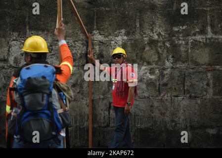 Bergleute aus der REGION CARAGA in Mindanao haben am 10. Juli 2017 ihre Zelte vor dem Hauptsitz des Arbeitsministeriums (DOLE) in Intramuros, Manila, aufgeschlagen. Unter der Führung der militanten Arbeitergruppe Kilusang Mayo Uno (KMU) werden die Bergleute zwei Wochen vor der Rede des Präsidenten zur Lage der Nation (SONA) einen Camp-out-Protest abhalten, um die Aufhebung des Kriegsrechts und gescheiterte Versprechen von Präsident Duterte zu fordern. (Foto von George Calvelo/NurPhoto) *** Bitte nutzen Sie die Gutschrift aus dem Kreditfeld *** Stockfoto