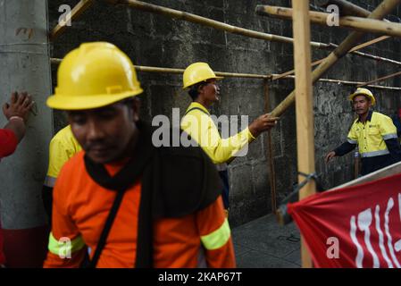 Bergleute aus der REGION CARAGA in Mindanao haben am 10. Juli 2017 ihre Zelte vor dem Hauptsitz des Arbeitsministeriums (DOLE) in Intramuros, Manila, aufgeschlagen. Unter der Führung der militanten Arbeitergruppe Kilusang Mayo Uno (KMU) werden die Bergleute zwei Wochen vor der Rede des Präsidenten zur Lage der Nation (SONA) einen Camp-out-Protest abhalten, um die Aufhebung des Kriegsrechts und gescheiterte Versprechen von Präsident Duterte zu fordern. (Foto von George Calvelo/NurPhoto) *** Bitte nutzen Sie die Gutschrift aus dem Kreditfeld *** Stockfoto