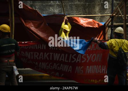 Bergleute aus der REGION CARAGA in Mindanao haben am 10. Juli 2017 ihre Zelte vor dem Hauptsitz des Arbeitsministeriums (DOLE) in Intramuros, Manila, aufgeschlagen. Unter der Führung der militanten Arbeitergruppe Kilusang Mayo Uno (KMU) werden die Bergleute zwei Wochen vor der Rede des Präsidenten zur Lage der Nation (SONA) einen Camp-out-Protest abhalten, um die Aufhebung des Kriegsrechts und gescheiterte Versprechen von Präsident Duterte zu fordern. (Foto von George Calvelo/NurPhoto) *** Bitte nutzen Sie die Gutschrift aus dem Kreditfeld *** Stockfoto