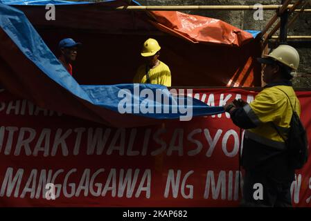 Bergleute aus der REGION CARAGA in Mindanao haben am 10. Juli 2017 ihre Zelte vor dem Hauptsitz des Arbeitsministeriums (DOLE) in Intramuros, Manila, aufgeschlagen. Unter der Führung der militanten Arbeitergruppe Kilusang Mayo Uno (KMU) werden die Bergleute zwei Wochen vor der Rede des Präsidenten zur Lage der Nation (SONA) einen Camp-out-Protest abhalten, um die Aufhebung des Kriegsrechts und gescheiterte Versprechen von Präsident Duterte zu fordern. (Foto von George Calvelo/NurPhoto) *** Bitte nutzen Sie die Gutschrift aus dem Kreditfeld *** Stockfoto