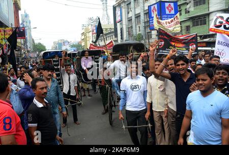 Tuchhändler und -Arbeiter rufen Slogans und ziehen die Rickshaw in Burrabazar während des Streiks gegen GST in Kalkutta, Indien, am Mittwoch, 12.. Juli 2017.Tuchhändler gehen Anfang Juni 27 landesweit streiken, um gegen 5 Prozent der GST (Waren- und Dienstleistungssteuer) zu protestieren, die auf die Dienstleistungen erhoben wurden (Arbeit) von ihnen für die Textilindustrie geleistet. Textilhändler protestieren im ganzen Land gegen ‘komplexe, verwirrende’ GST-Regeln (Waren- und Dienstleistungssteuer). (Foto von Sonali Pal Chaudhury/NurPhoto) *** Bitte nutzen Sie die Gutschrift aus dem Kreditfeld *** Stockfoto