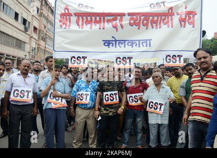 Tuchhändler und -Arbeiter rufen während des Streiks gegen GST in Kalkata, Indien, am Mittwoch, den 12.. Juli 2017, Slogans auf Burrabazar.Tuchhändler treten Anfang Juni 27 in einen landesweiten Streik, um gegen 5 Prozent der GST (Waren- und Dienstleistungssteuer) zu protestieren, die auf die Dienstleistungen (Arbeit) erhoben wurden. Von ihnen für die Textilindustrie gemacht. Textilhändler protestieren im ganzen Land gegen ‘komplexe, verwirrende’ GST-Regeln (Waren- und Dienstleistungssteuer). (Foto von Sonali Pal Chaudhury/NurPhoto) *** Bitte nutzen Sie die Gutschrift aus dem Kreditfeld *** Stockfoto