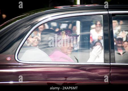 Ihre Majestät, Königin Elizabeth II., wird in einem Staatswagen zur Horse Guards Parade geführt, um König Roulepanie VI. Und Königin Letizia von Spanien am 12. Juli 2017 in London zu begrüßen. Es handelt sich um den ersten Staatsbesuch des derzeitigen Königs, des Königs und der Königin Letizia, der letzte Besuch im Jahr 1986 mit König Juan Carlos und Königin Sofia. (Foto von Alberto Pezzali/NurPhoto) *** Bitte nutzen Sie die Gutschrift aus dem Kreditfeld *** Stockfoto