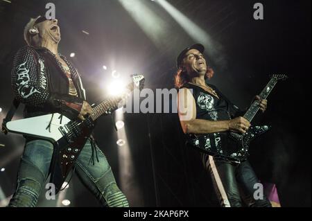 Die Skorpione-Gitarristen Rudolf Schenker und Matthias Jabs bei ihrem Konzert im Fußballstadion El Malecon in Torrelavega, Kantabrien, Spanien, am 12. Juli 2017 im Rahmen der Crazy World Tour. Dieses Konzert ist Teil der Aktivitäten der Regierung von Kantabrien, um das Jubiläumsjahr von lebaniego zu fördern. (Foto von Joaquin Gomez Sastre/NurPhoto) *** Bitte nutzen Sie die Gutschrift aus dem Kreditfeld *** Stockfoto