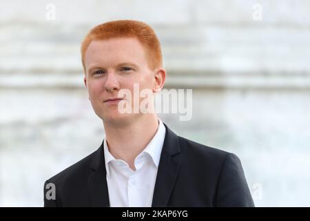 Am 12. Juli 2017 nimmt der linke Abgeordnete Adrien Quatennens, La France Insoumise (LFI), an einer Demonstration gegen die geplanten arbeitsrechtlichen Reformen der französischen Regierung auf dem Place de la Republique in Paris Teil. Die französische Regierung hat eine Überarbeitung der starren französischen Arbeitsgesetze geplant, die Unternehmen mehr Befugnisse geben wird, um Bedingungen direkt mit ihren Mitarbeitern zu verhandeln und branchenweite Vereinbarungen zu umgangen werden. (Foto von Julien Mattia/NurPhoto) *** Bitte nutzen Sie die Gutschrift aus dem Kreditfeld *** Stockfoto