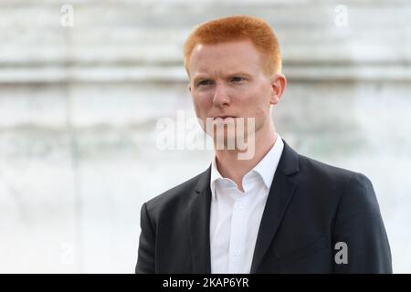 Am 12. Juli 2017 nimmt der linke Abgeordnete Adrien Quatennens, La France Insoumise (LFI), an einer Demonstration gegen die geplanten arbeitsrechtlichen Reformen der französischen Regierung auf dem Place de la Republique in Paris Teil. Die französische Regierung hat eine Überarbeitung der starren französischen Arbeitsgesetze geplant, die Unternehmen mehr Befugnisse geben wird, um Bedingungen direkt mit ihren Mitarbeitern zu verhandeln und branchenweite Vereinbarungen zu umgangen werden. (Foto von Julien Mattia/NurPhoto) *** Bitte nutzen Sie die Gutschrift aus dem Kreditfeld *** Stockfoto