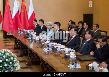 Die polnische Premierministerin Beata Szydlo und die Vorsitzende des Ständigen Ausschusses des Nationalen Volkskongresses Zhang Dejiang im Kanzleramt des Premierministers in Warschau, Polen am 13. Juli 2017 (Foto: Mateusz Wlodarczyk/NurPhoto) *** Bitte benutzen Sie die Gutschrift aus dem Kreditfeld *** Stockfoto