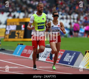 Joanna Mazur (POL) und Guide Michal Stawicki Women's 1500m T11 Round 1 Heat 2 während der IPC World para Athletics Championships am 15. Juli 2017 im London Stadium in London, Großbritannien. (Foto von Kieran Galvin/NurPhoto) *** Bitte benutzen Sie die Gutschrift aus dem Kreditfeld *** Stockfoto