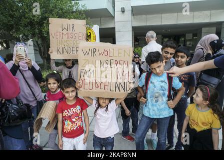 Flüchtlinge protestieren am 18. Juli 2017 vor dem deutschen Konsulat in Thessaloniki, Griechenland. Die Anträge für das Familiennachzug-Visum werden verzögert und Flüchtlinge fordern einen Neustart der Anträge, damit sie mit ihren Angehörigen, die in Deutschland bereits Asyl erhalten haben, wieder vereint werden können. Die meisten Flüchtlinge waren syrische Frauen und Kinder.(Foto: Nicolas Economou/NurPhoto) *** Bitte benutzen Sie das Credit from Credit Field *** Stockfoto