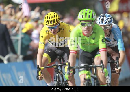 (Aus L) der britische Christopher Froome im gelben Trikot der Gesamtwertung, der französische Romain Bardet und der kolumbianische Rigoberto Uran fahren während der 183 km langen siebzehnten Etappe der Radrennen-Ausgabe der Tour de France 104. am 19. Juli in Richtung Ziel, 2017 zwischen Le La Mure und Serre-Chevalier, Französische Alpen. (Foto von Elyxandro Cegarra/NurPhoto) *** Bitte nutzen Sie die Gutschrift aus dem Kreditfeld *** Stockfoto