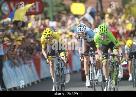 (Aus L) der britische Christopher Froome im gelben Trikot der Gesamtwertung, der französische Romain Bardet und der kolumbianische Rigoberto Uran fahren während der 183 km langen siebzehnten Etappe der Radrennen-Ausgabe der Tour de France 104. am 19. Juli in Richtung Ziel, 2017 zwischen Le La Mure und Serre-Chevalier, Französische Alpen. (Foto von Elyxandro Cegarra/NurPhoto) *** Bitte nutzen Sie die Gutschrift aus dem Kreditfeld *** Stockfoto