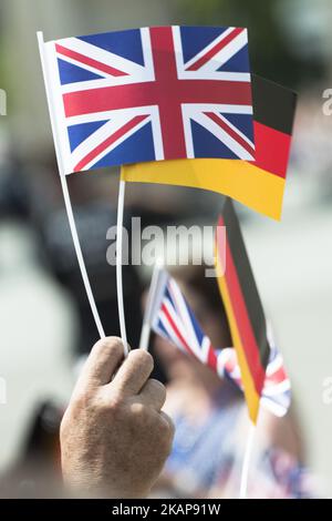 Beim Besuch von Prinz William, Herzog von Cambridge und seiner Frau Kate, der Herzogin von Cambridge am Brandenburger Tor in Berlin am 19. Juli 2017, winken britische und deutsche Fahnen. (Foto von Emmanuele Contini/NurPhoto) *** Bitte benutzen Sie die Gutschrift aus dem Kreditfeld *** Stockfoto