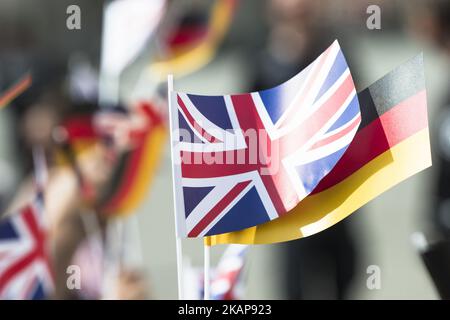 Beim Besuch von Prinz William, Herzog von Cambridge und seiner Frau Kate, der Herzogin von Cambridge am Brandenburger Tor in Berlin am 19. Juli 2017, winken britische und deutsche Fahnen. (Foto von Emmanuele Contini/NurPhoto) *** Bitte benutzen Sie die Gutschrift aus dem Kreditfeld *** Stockfoto