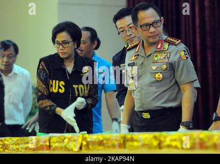 Der indonesische Polizeichef Tito Karnavian (rechts) und Finanzminister Sri Mulyani (links) zeigen am 20,2017. Juli im Regionalbüro der Metropole Jakarta in Jakarta, Indonesien, Beweise für 1000 Kilogramm Methamphetamin-Kristalle. Die indonesische Nationalpolizei schoss einen taiwanesischen Drogenschmuggler und verhaftete drei Taiwanesen in einem Hotel in Anyer, Provinz Banten, nachdem sie von der taiwanesischen Regierung Informationen erhalten hatten, dass 1.000 Kilogramm Methkristall aus China nach Indonesien verschifft worden waren. (Foto: Dasril Roszandi/NurPhoto) *** Bitte verwenden Sie Credit from Credit Field *** Stockfoto
