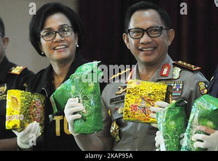 Der indonesische Polizeichef Tito Karnavian (rechts) und Finanzminister Sri Mulyani (links) zeigen am 20,2017. Juli im Regionalbüro der Metropole Jakarta in Jakarta, Indonesien, Beweise für 1000 Kilogramm Methamphetamin-Kristalle. Die indonesische Nationalpolizei schoss einen taiwanesischen Drogenschmuggler und verhaftete drei Taiwanesen in einem Hotel in Anyer, Provinz Banten, nachdem sie von der taiwanesischen Regierung Informationen erhalten hatten, dass 1.000 Kilogramm Methkristall aus China nach Indonesien verschifft worden waren. (Foto: Dasril Roszandi/NurPhoto) *** Bitte verwenden Sie Credit from Credit Field *** Stockfoto