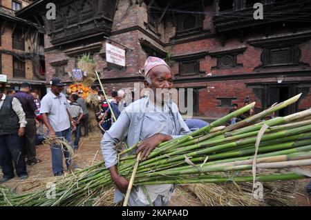 Ein nepalesischer Anhänger, der Bambus trägt, um den Strohdämon Ghantakarna während des Gathemangal-Festivals herzustellen, das am Freitag, dem 21. Juli 2017, in Bhaktapur, Nepal, gefeiert wurde. Gathemangal ist ein Fest, das die Niederlage des mythischen Dämons Ghantakarna feiert. (Foto von Narayan Maharjan/NurPhoto) *** Bitte nutzen Sie die Gutschrift aus dem Kreditfeld *** Stockfoto