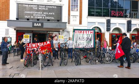 Gewerkschaftsführer von Unison protestieren am 21. 2017. Juli vor dem Ritzy Cinema für bessere Bezahlung in Brixton London, Großbritannien. (Foto von Karyn Louise/NurPhoto) *** Bitte nutzen Sie die Gutschrift aus dem Kreditfeld *** Stockfoto