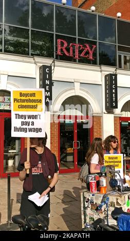 Gewerkschaftsführer von Unison protestieren am 21. 2017. Juli vor dem Ritzy Cinema für bessere Bezahlung in Brixton London, Großbritannien. (Foto von Karyn Louise/NurPhoto) *** Bitte nutzen Sie die Gutschrift aus dem Kreditfeld *** Stockfoto